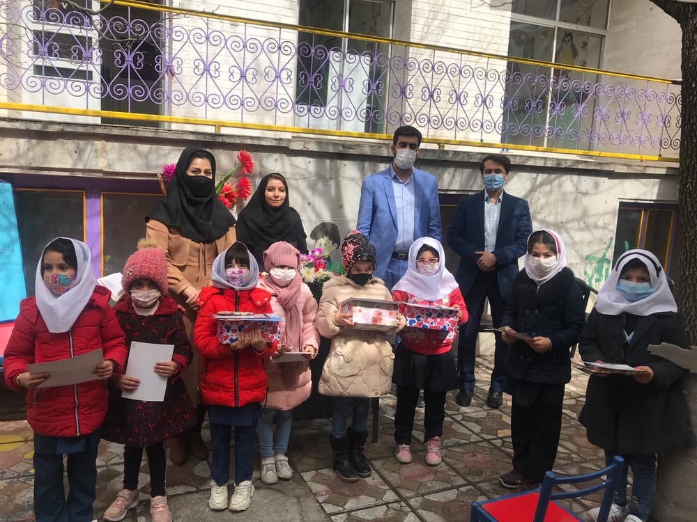 تجلیل از دانش آموزان برتر پرورشی با حضور معاون پرورشی و کارشناس قرآن و عترت.اسفند99